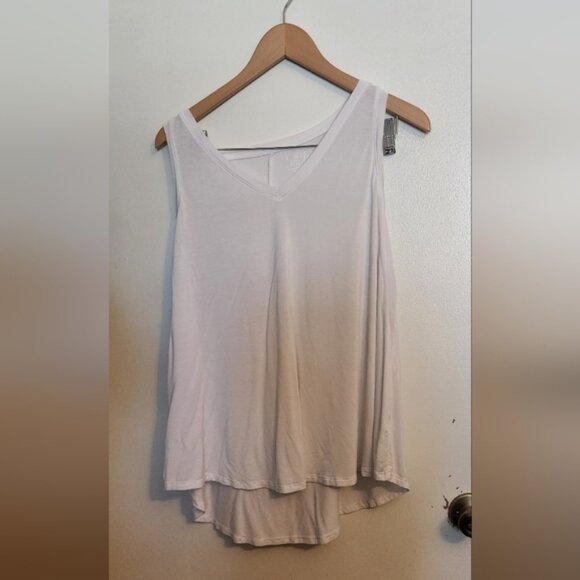 Time and Tru V-Neck White Tank Top - Picture 1 of 4